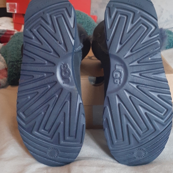 UGGS - Picture 4 of 6